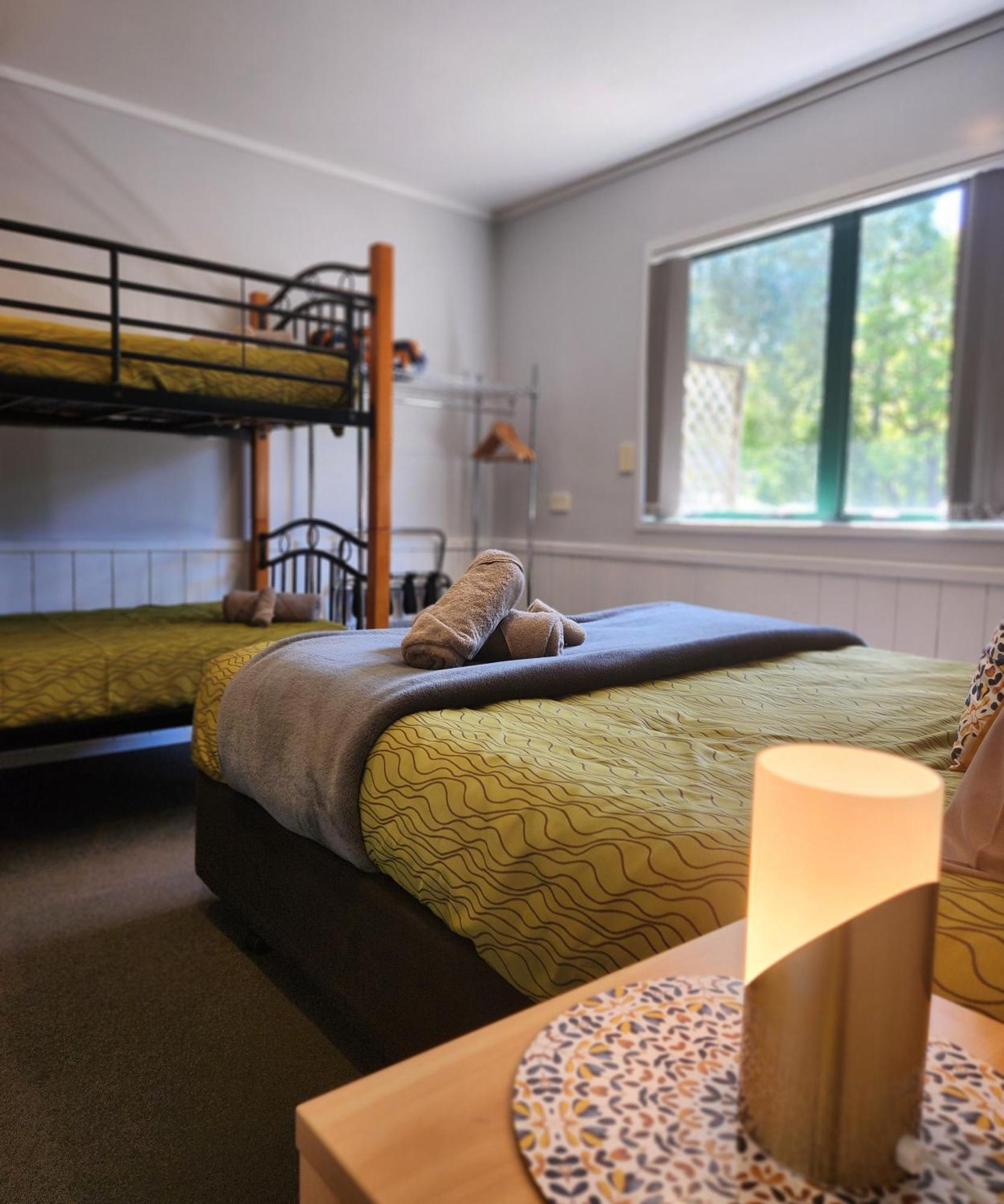 Kauri Coast Top 10 Holiday Park Kaihu ภายนอก รูปภาพ